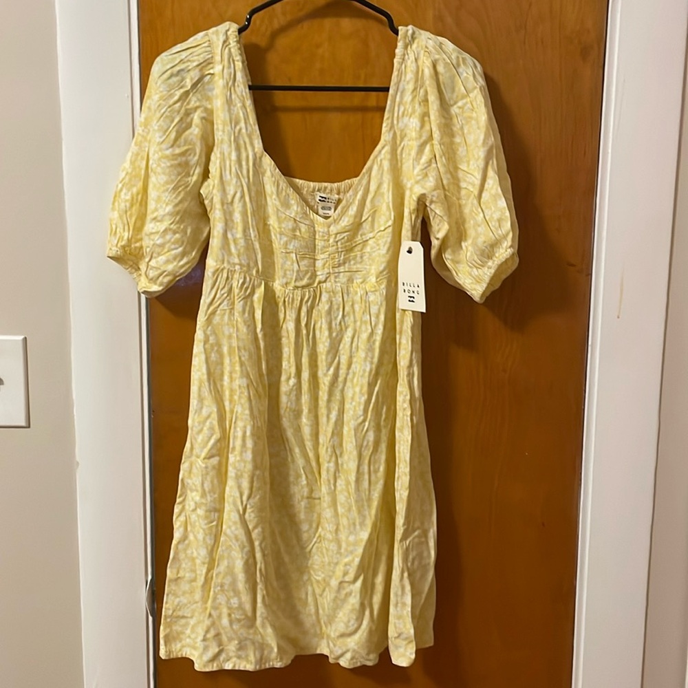 Floral yellow billabong dress. NWT